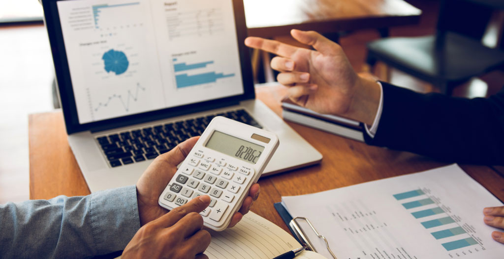 Analyse de documents contractuels et de tarifs énergétiques sur un bureau professionnel