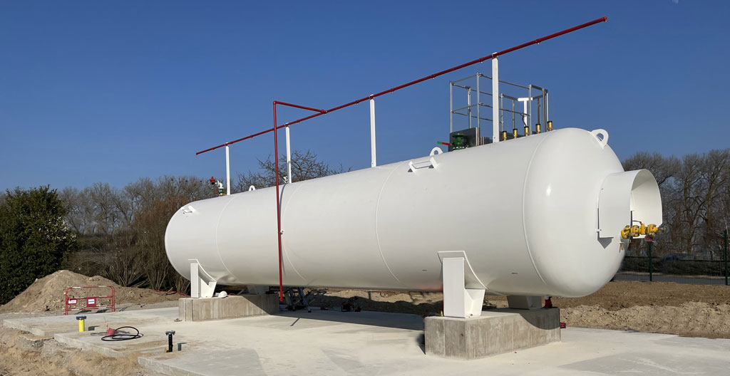 Atelier de métallurgie moderne français utilisant des équipements au gaz pour la production